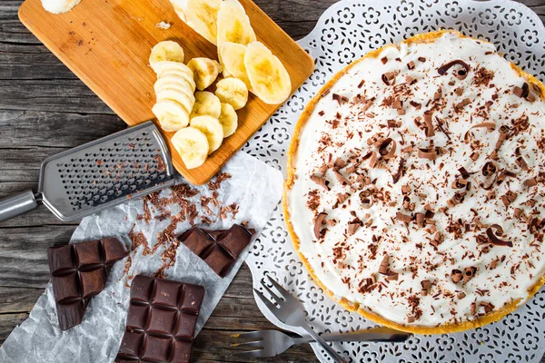 Банан, украшенный шоколадом, аутентичный английский десерт, крупный план — стоковое фото