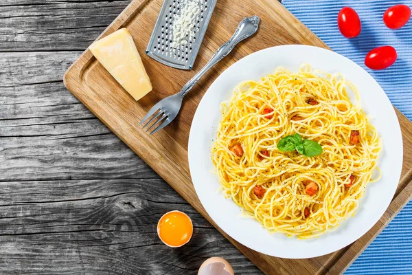 Спагетті карбонара, базилік, яєчний жовток, тертий пармезан, бекон, крупним планом — стокове фото