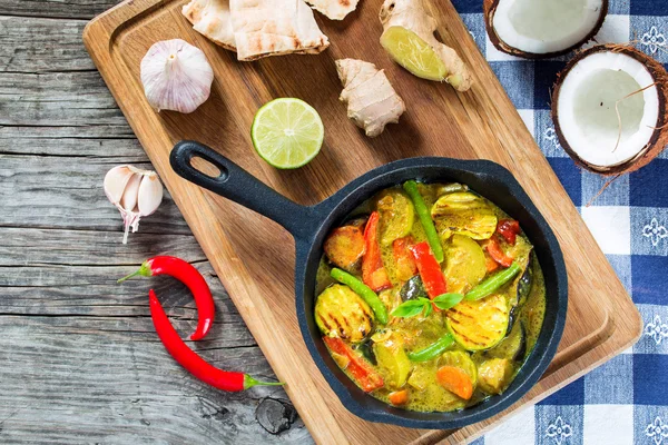 Curry con verduras guisadas en una sartén,, primer plano — Foto de Stock
