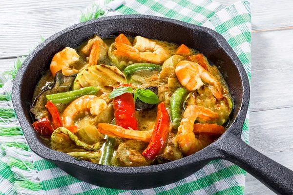 Curry, groenten, garnalen gestoofd in een koekenpan, close-up — Stockfoto