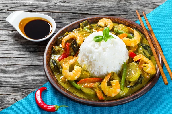 Curry, gambas, arroz, coco, jengibre y salsa de soja vista superior — Foto de Stock