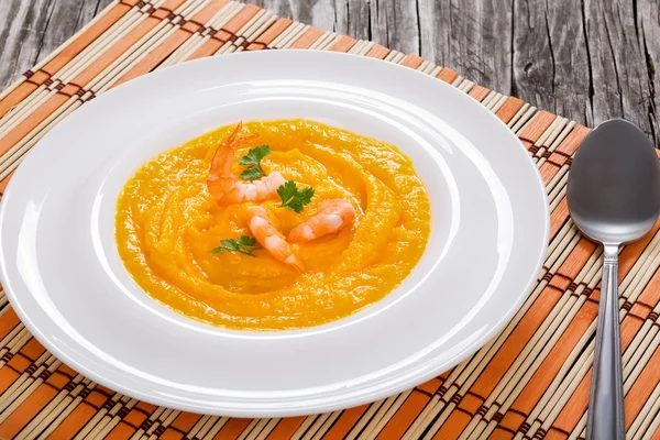 Pumpkin Soup With shrimps, macro — Stock Image Pumpkin Soup With shrimps, macro Royalty Free Stock Photos