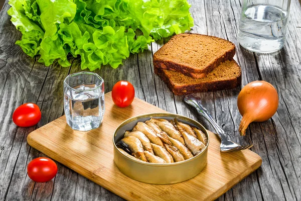 Tin can with smoked Baltic sprats, sardines, close-up — Stock Image Tin can with smoked Baltic sprats, sardines, close-up Royalty Free Stock Images