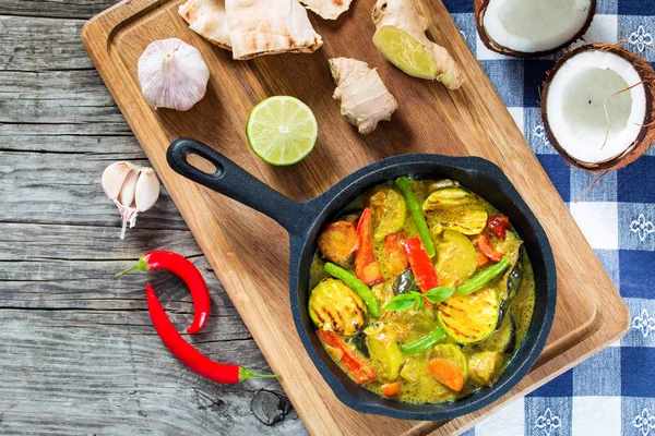 Curry with vegetables stewed in a frying pan,, close-up — Stock Image Curry with vegetables stewed in a frying pan,, close-up Stock Picture
