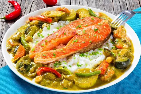 Filete frito de pescado rojo con arroz y curry casero — Foto de Stock