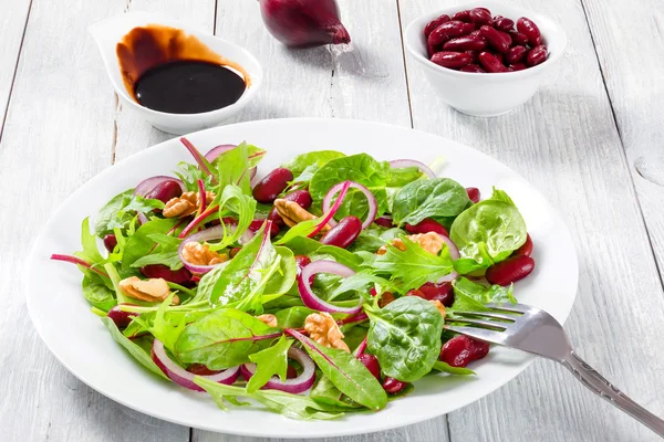 Rote Bohnen Salat mit einer Mischung aus Salatblättern und Walnüssen — Stockfoto