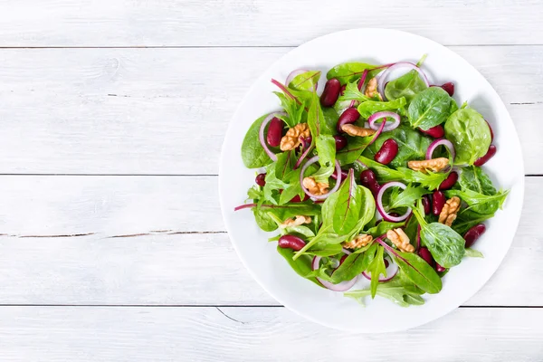 Салат з червоної квасолі з сумішшю листя салату та волоських горіхів — стокове фото