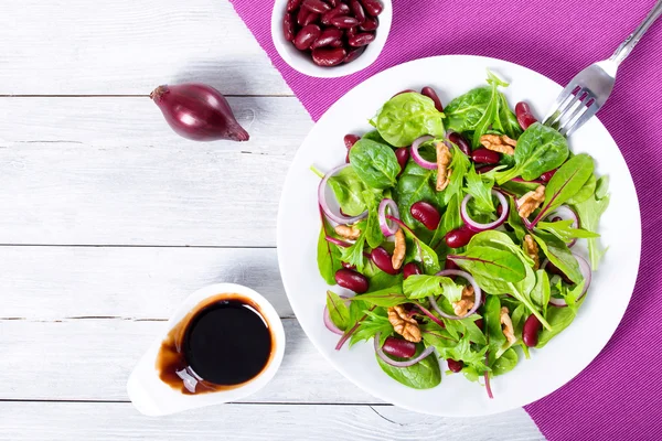 Salade met rode bonen met een mix van sla bladeren en walnoten — Stockfoto