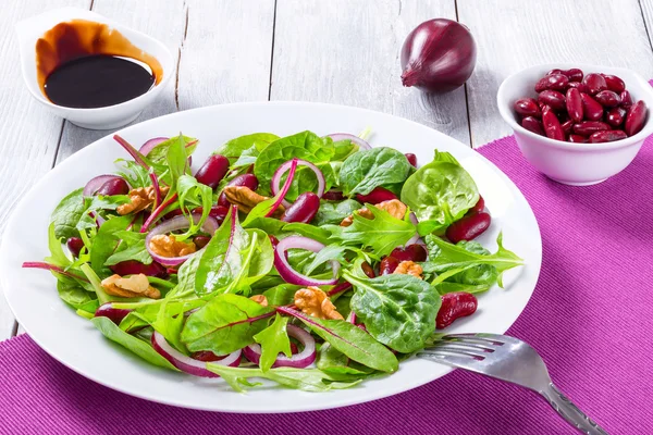 Red beans salad with mix of lettuce leaves and walnuts — Stock Photo, Image