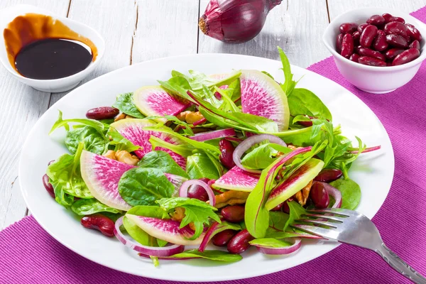 Rote Bohnen, Wassermelonenrettich, Salatblätter, Walnusssalat, Nahaufnahme — Stockfoto