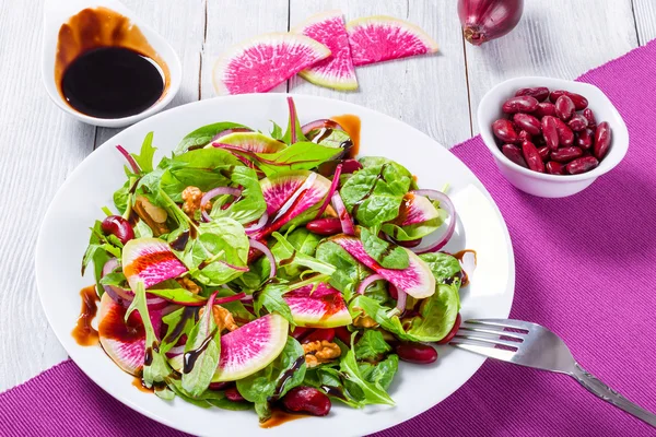 Kırmızı fasulye, karpuz turp, marul yaprakları, ceviz salatası, yakın çekim — Stok fotoğraf