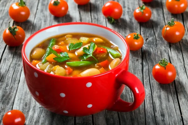 Sup sayuran minestrone dengan kacang-kacangan, kembang kol, tomat, close-up, top view — Stok Foto