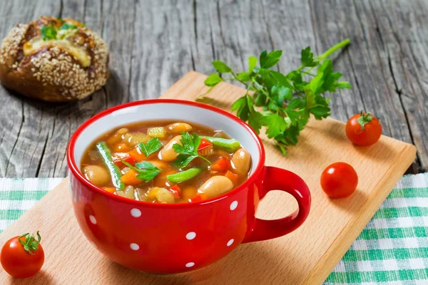 Minestrone grönsakssoppa med bönor, blomkål, tomater, närbild, topputsikt — Stockfoto