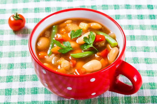 Sopa de legumes minestrone com feijão, couve-flor, tomates, close-up, vista superior — Fotografia de Stock