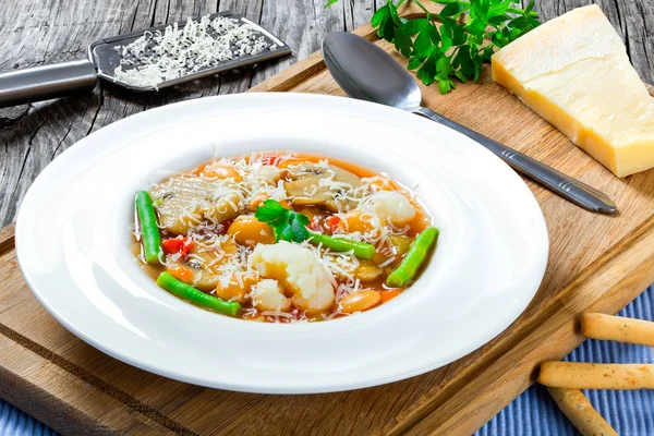 Sopa de legumes minestrone com feijão, couve-flor, tomates, close-up, vista superior — Fotografia de Stock