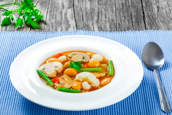 Sup sayuran minestrone dengan kacang-kacangan, kembang kol, tomat, close-up, top view — Stok Foto
