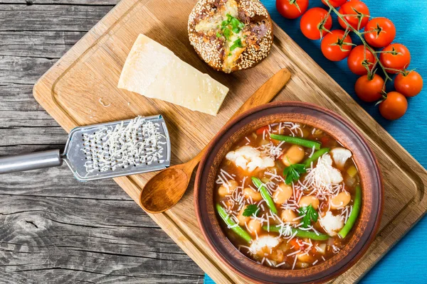 Минестронский овощной суп с фасолью, цветной капустой, помидорами, крупным планом, видом сверху — стоковое фото