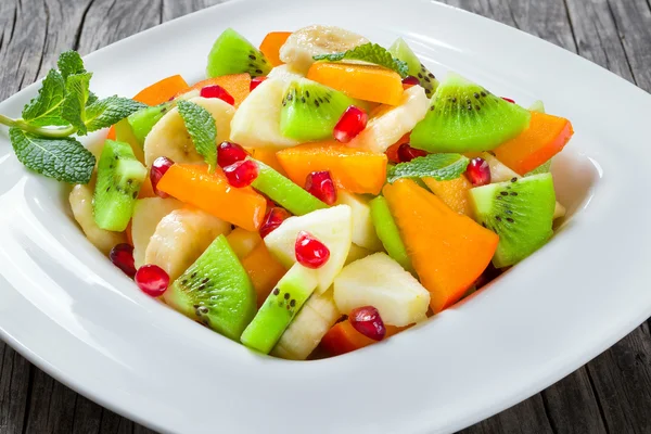 Obstsalat im breiten quadratischen Teller, Nahaufnahme, Draufsicht — Stockfoto