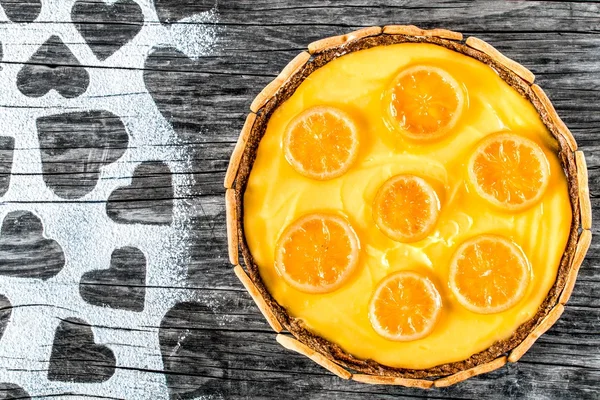 Пирог с лимонным кремом, украшенный печеньем, вид сверху, крупный план — стоковое фото