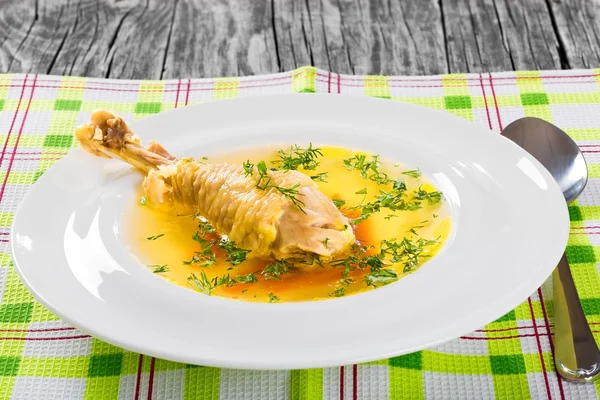 Sup dengan wortel dan kaki ayam dihiasi dengan dill — Stok Foto