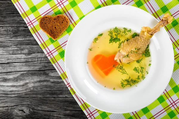Polévka s mrkví a kuřecím masem nohou s koprem — Stock fotografie
