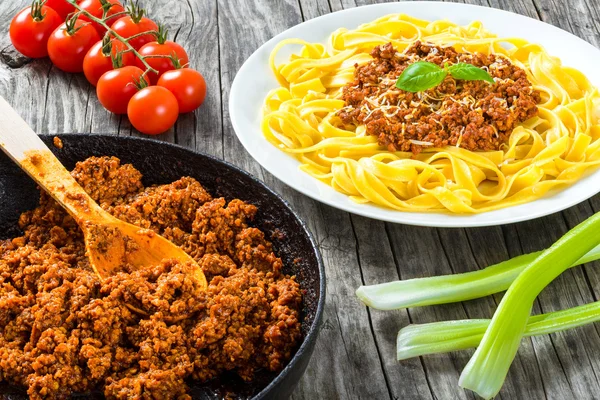 Ragú boloñés en una sartén, receta auténtica, fondo de madera — Foto de Stock