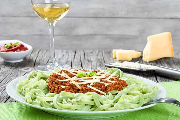 Bolognese ragout with green  pasta tagliatelle, top view — Stock Photo, Image