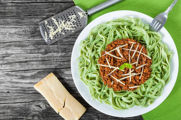 Bolognese ragout with green  pasta tagliatelle, top view — Stock Photo, Image