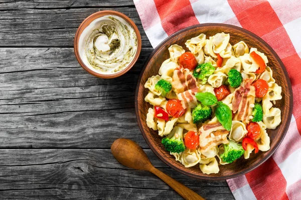 Tortellini aux tomates cerises grillées, brocoli, poivron rouge, vue sur le dessus — Photo