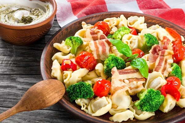 Tortellini z grillowanymi pomidorkami wiśniowym, brokułami, czerwoną papryczką, widok z góry — Zdjęcie stockowe