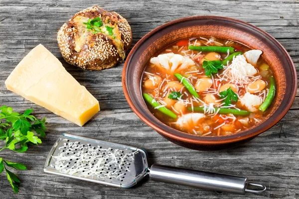 Minestrone vegetable soup with beans, cauliflower, tomatoes, close-up, top view — Stock Image Minestrone vegetable soup with beans, cauliflower, tomatoes, close-up, top view Royalty Free Stock Images
