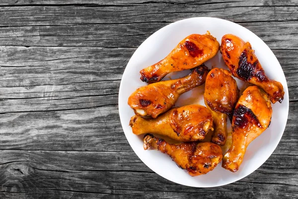 Grilled chicken sticky drumsticks marinated with honey and ginger, top-view — Stockfoto