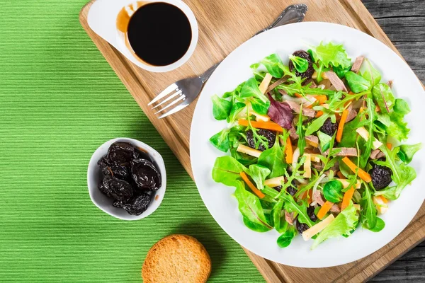 Gemischter Salat, Spinat, Karotten, Schinken, Käse und Pflaumensalat, von oben — Stockfoto