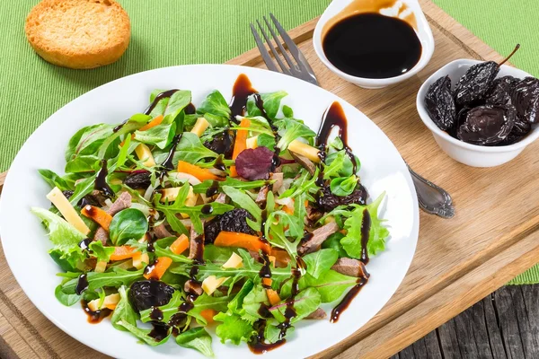 Gemischter Salat, Spinat, Karotten, Schinken, Käse und Pflaumensalat, von oben — Stockfoto
