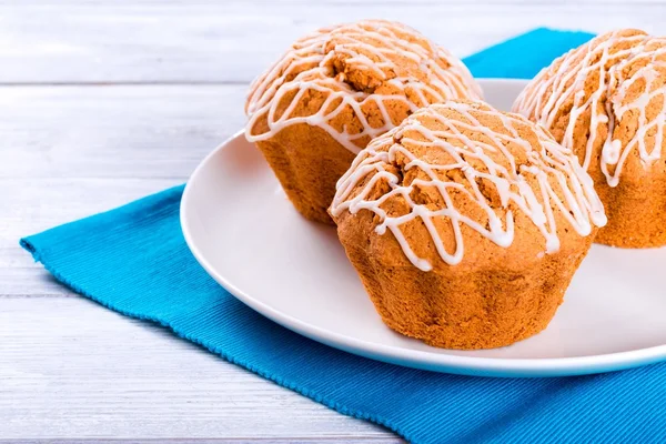 Muffins de blé entier aux raisins secs, noix et gingembre, gros plan — Photo