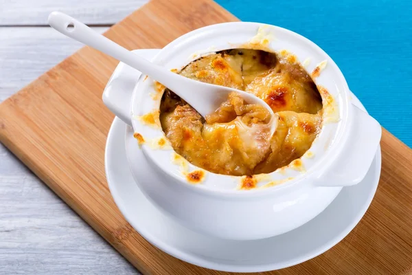 Французька цибульний суп запіканка в горщик білий, Закри — стокове фото