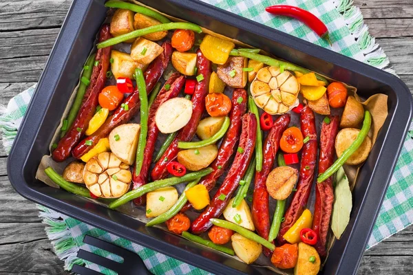 마늘, 감자, 방울 토마토, 녹색 콩, 탑 뷰와 구운된 소시지 — 스톡 사진