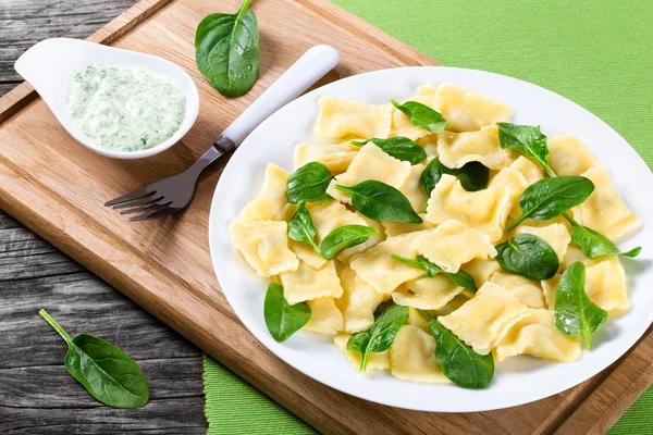 Italienische Ravioli mit cremiger Spinatsauce, Nahaufnahme — Stockfoto