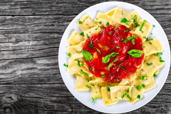 Raviolis italiens à la sauce tomate et feuilles de basilic — Photo