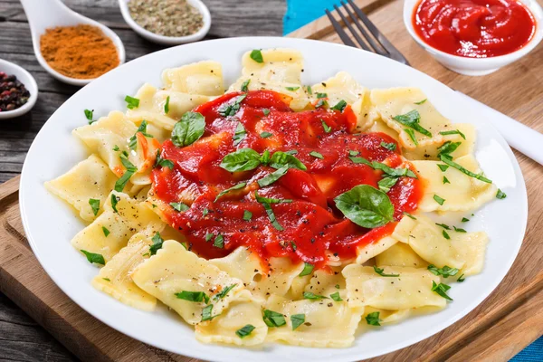 Ravioli with tomato sauce and basil leaves, close-up — Stock Photo, Image