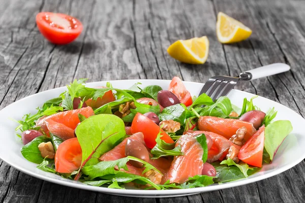 Salada saudável de peixe vermelho em prato branco — Fotografia de Stock
