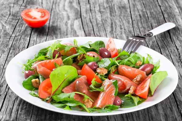 Salade de poisson rouge salade saine sur plat blanc — Photo