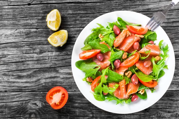Салат из красной рыбы на белом блюде — стоковое фото