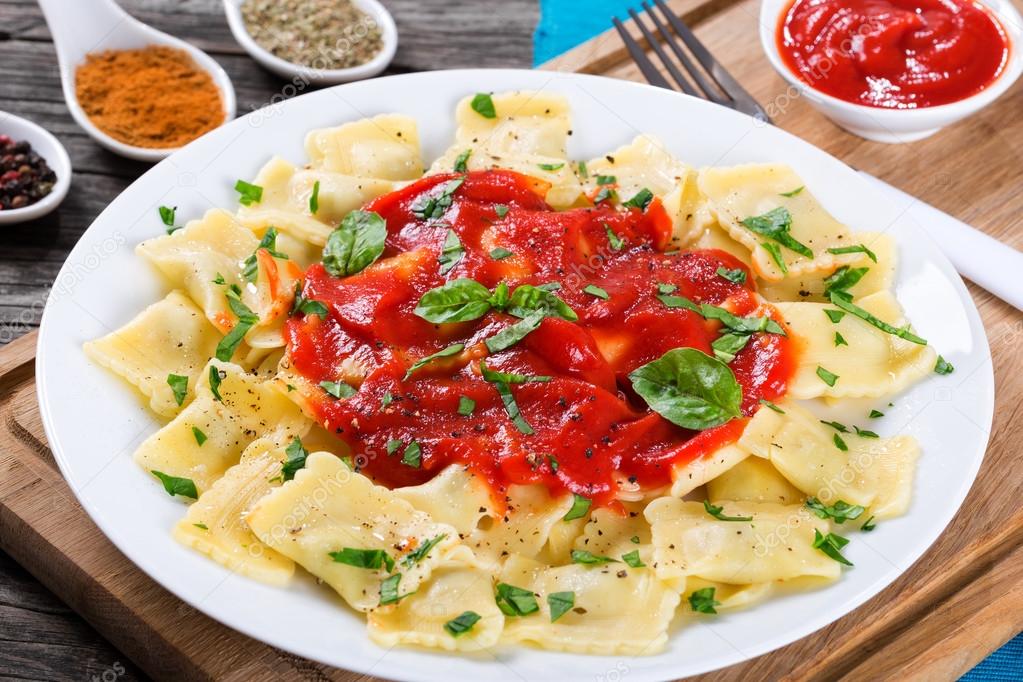 Ravioli with tomato sauce and basil leaves, closeup — Stock Photo
