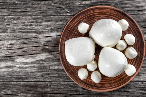 Palle di mozzarella su piatto di argilla, vista dall'alto — Foto Stock