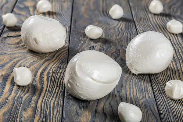 Palle di mozzarella su un tavolo di legno, primo piano — Foto Stock