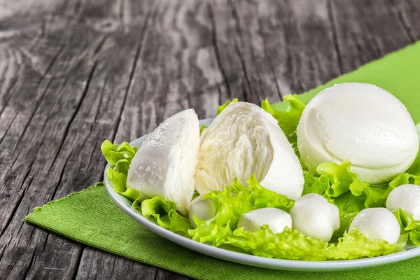 Mozzarella e foglie di lattuga — Foto Stock