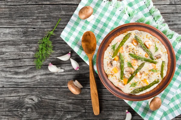 Zupa grzybowa z marchewką i włóczniami szparagami — Zdjęcie stockowe