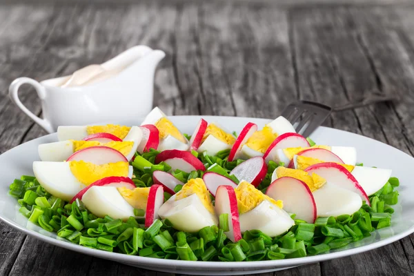 Весняна цибуля, яйця, салат з редьки, крупним планом — стокове фото