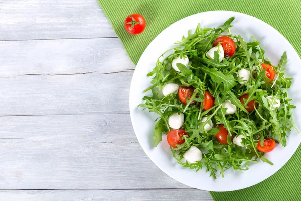 Salade met tomaten, mini mozzarella, rucola, close-up — Stockfoto